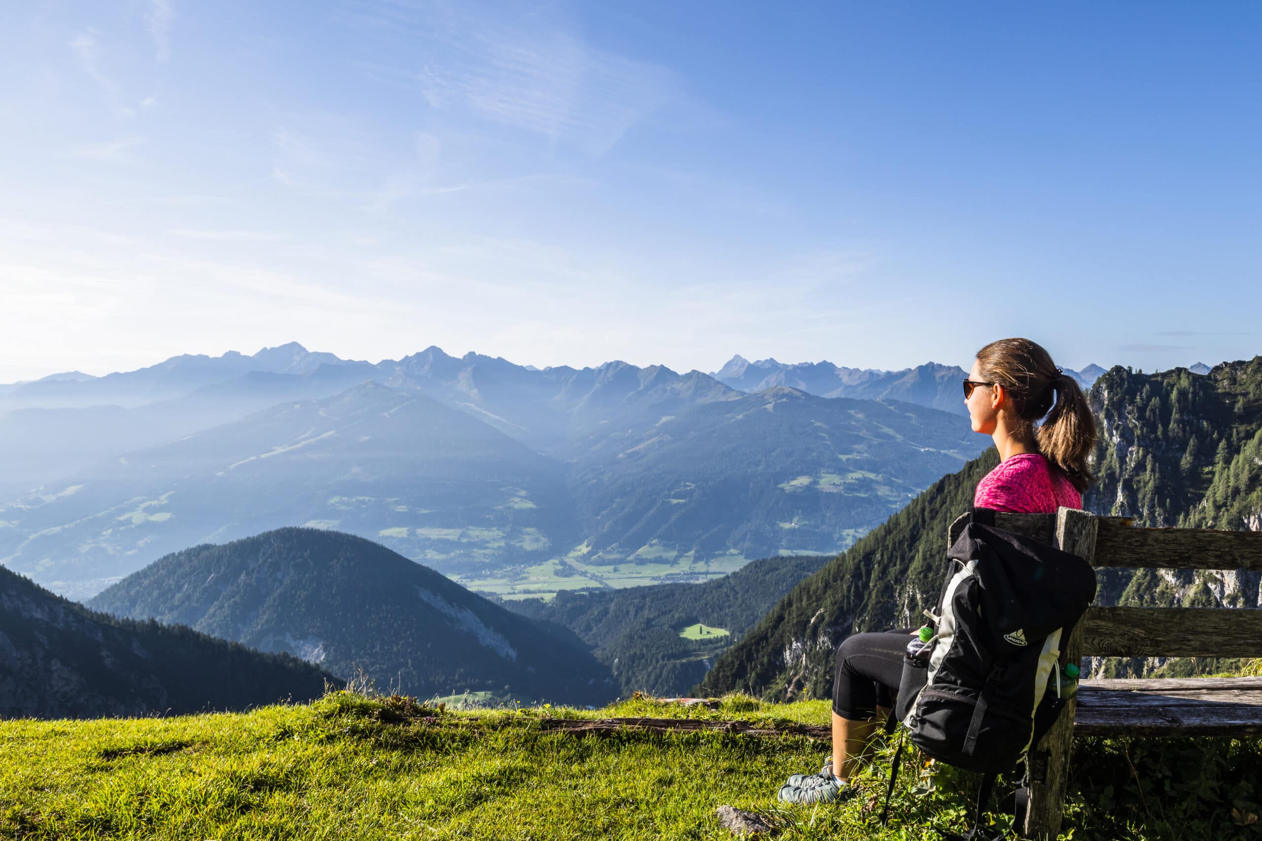 7272 THEMENBILD Wandern in Asterreich Dachstein Gebirge scaled